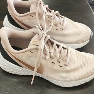 Nike Cream Sneakers Streamlined Design
